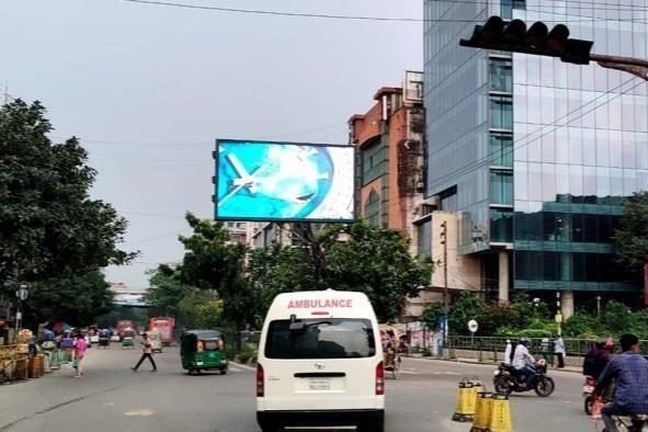 Green Road Crossing, U-turn LED billboard in Dhaka, facing New Market
