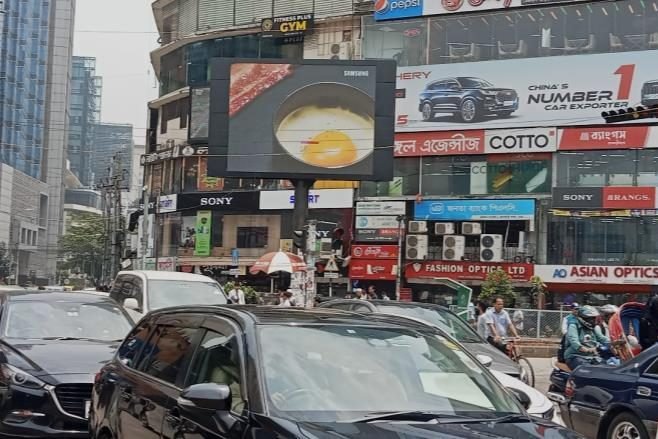 Gulshan Circle-1 Mid Island — Police Plaza facing LED billboard in Dhaka, facing Police Plaza