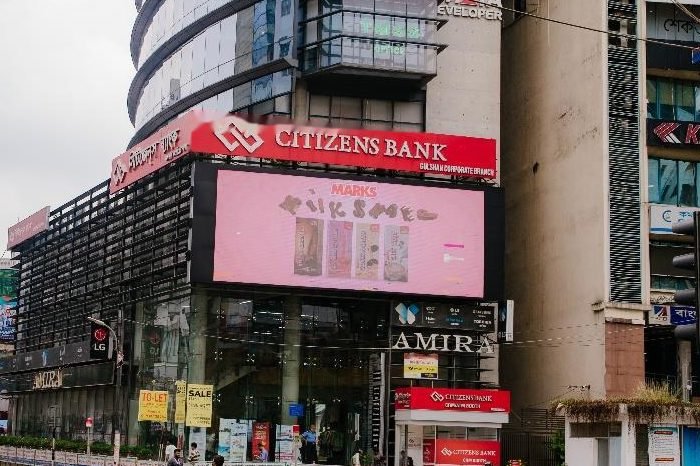 Gulshan Circle-2 (East Side) (Amanullah Trade Center) LED billboard in Dhaka, facing Banani